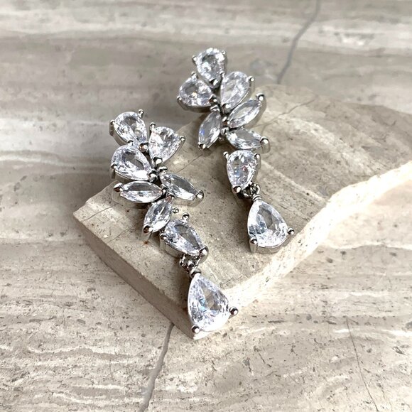 NEW~ Anthropologie APPLES & FIGS Fantasy Crystal-Cut Cluster Leaf Earrings - Picture 4 of 7